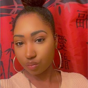 Meet your Posher, Amaris